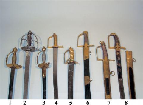 ANCIEN REGIME, Sabre d'officier de chasseur à cheval, fin du XVIIIème  siècle. Monture en laiton doré, calotte en demi-tête de lion, bouton de  rivure et longue queue finement perlée sur les bords