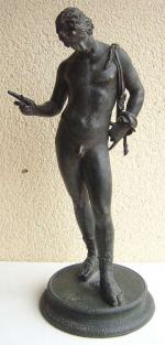 EPHÈBE, fonte de fer. Statue d'après un modéle Antique. Haut.61...