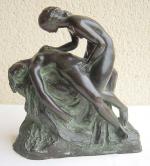 GAUDISSARD Emile (1872-1956)Amies. Bronze patine médaille et verte. Signé. Cachet...