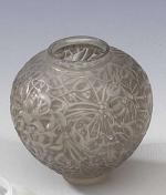 René LALIQUE René (1860-1945). Vase "Gui". Verre blanc soufflé-moulé patiné...