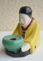 ENCRIER en porcelaine polychrome, au chinois assis. Vers 1930. ...