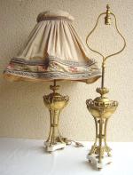Paire de LAMPES en bronze doré en forme d'athéniennes ornées...