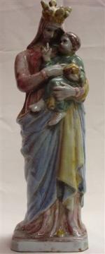 VIERGE à L'ENFANT. Statuette en faïence polychrome. Haut. 40 cm.