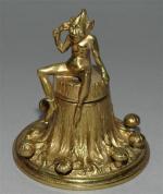 Encrier en bronze doré à sujet d'un lutin moqueur assis...