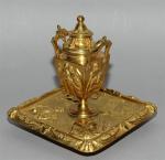 Encrier en bronze doré à la feuille, d'une urne forme...