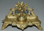 Encrier en bronze doré style Louis XVI avec un plateau...