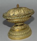 Encrier bronze doré époque Directoire, urne ovale fermée par couvercle...