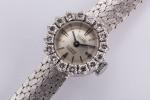 VILLARD. MONTRE-BRACELET, en or blanc. Le bracelet souple à motifs...