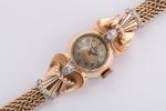 OMEGA. MONTRE-BRACELET DE DAME, en or. Le cadran, indique les...