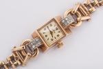 OMEGA . MONTRE BRACELET de dame, or, sertie de diamant....