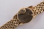 JAEGER LE COULTRE. MONTRE-BRACELET de dame en or. Le cadran...