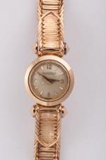 MONTRE-BRACELET de dame en or; Mouvement rond signé "JAEGER LE...