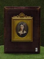 CROSSON Esther (élève de Sèvres). Portrait sur émail ovale. Inscrit...