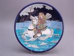 LONGWY. Grand PLAT circulaire orné d'un guerrier japonais à cheval...