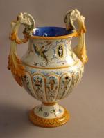 ITALIE.Vase en céramique polychrome. Anses en animal fantaisiste, col orné...