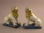 ROUEN. PAIRE DE LIONS assis en faïence polychrome.XVIIIème siècle. (restaurations)Haut....
