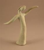 Femme dansant. FIGURINE en céramique à couverte vert pâle.Haut. 20...