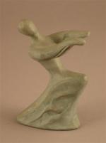 STATUETTE en céramique figurant une femme dansant. Couverte gris vert.Haut....
