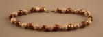 COLLIER de perles baroques en céramique. Long. 55 cm.