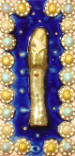 PLAQUE de céramique figurant la Vierge sur fond bleu, dans...
