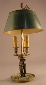 LAMPE BOUILLOTTE en bronze à trois lumières. Bobèches réunies par...
