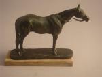 Gaston d'ILLIERS (1876-1952)Cheval à l'arrêt.Bronze à patine vert foncé. Signé...