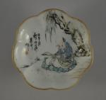 COUPELLE-FLEUR sur piédouche en porcelaine, à décor peint d'un mandarin...