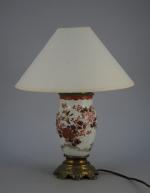 PIED de LAMPE en porcelaine à décor polychrome de fleurs...