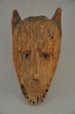 MASQUE zoomorphe oreilles dressées, en bois sculpté. Haut. 37, Larg....