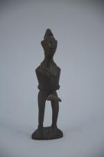 STATUETTE Guerrier en bois sculpté. Haut. 24 cm. (accident recollé)