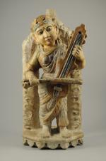 STATUETTE musicienne en pierre polychrome. Travail indien, XIXème. Haut. 39,...