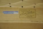 LOUIS VUITTON, MALLE "90 BAS", 1909. Malle courrier en toile...