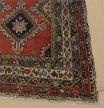 Long TAPIS d'Orient dit "galerie" en laine poychrome à motifs...