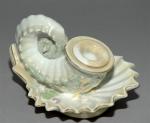 ENCRIER SIPHOÏDE en porcelaine forme de nautile posé dans une...