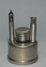 ENCRIER de VOYAGE composé d'une base cylindrique en métal contenant...