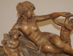 AZORI (d'après). L'Amour désarmé. Sculpture en plâtre patiné figurant Vénus...
