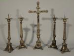 GARNITURE D'AUTEL, comprenant un crucifix et quatre pique-cierges, en métal...