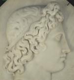 L. SOKIOS. Apollon. Profil du dieu en marbre blanc sculpté...