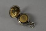 PORTE-LOUIS en métal repoussé imitant une montre. Style Louis XV....