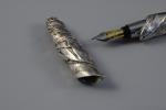 CÉSAR (1921-1998)Stylo plume en étain argenté à effet papier froissé....
