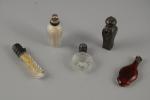 Cinq FLACONS miniatures :- FLACON de forme poire en cristal...