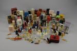 Lot de 106 échantillons de parfumGUERLAIN : 28 miniaturesNINA RICCI...