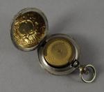 PORTE-LOUIS en métal repoussé imitant une montre. Style Louis XV....