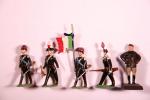 Italie. 8 figurines : Mussolini à pied et sa garde...