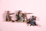 France. 3 figurines : 1 mitrailleur et son servant, 1...
