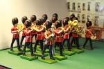 BRITAINS, Grande-Bretagne. 16 figurines de Coldstream Guards. Musiciens. Epoque :...