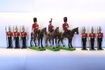 Grande-Bretagne. 9 figurines : La reine Elisabeth à cheval avec...
