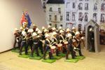 BRITAINS, Grande-Bretagne. 23 figurines The Royal Marines. Musiciens. 1 guérite....