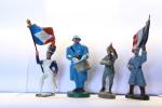France. 4 figurines, Divers : 2 porte-drapeaux, 1 tambour, 1...