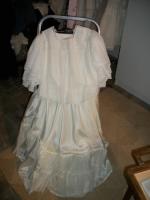 ROBE de mariée, en partie 1900, taffetas blanc couvert de...